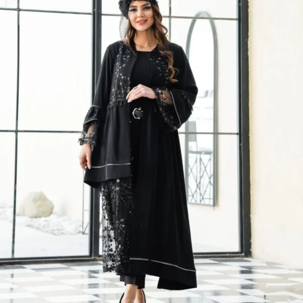 مانتو کرپ حریر یک طرفه گیپور جت بلک